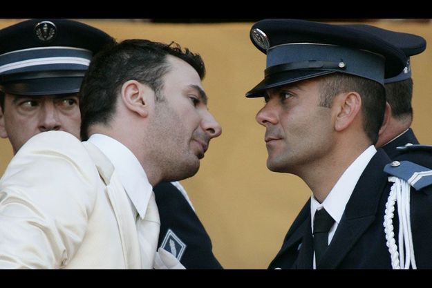  Michaël Youn n'a pas toujours eu de mauvaises relations avec la police. Sur les marches du Festival de Cannes, en 2007, il s'amusait même avec un agent impassible.