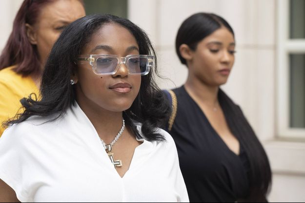 Azriel Clary au tribunal pour soutenir R. Kelly, en août 2019. A droite, Joycelyn Savage, l'autre petite amie du chanteur inculpé.