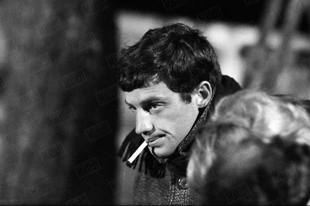 Jean-Paul Belmondo sur le tournage du film « Moderato cantabile » avec Jeanne Moreau en mars 1960. 