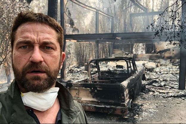 Gerard Butler devant sa maison en cendres. 