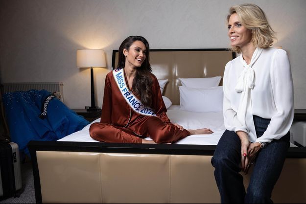 Diane Leyre, Miss France 2022, pose dans une chambre d'hôtel au côté de Sylvie Tellier, au lendemain de son élection à Caen en décembre 2021
