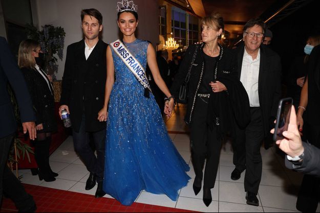 Diane Leyre, Miss France 2022, dans la nuit de samedi à dimache aux côtés de son frère et de ses parents Sabine et André. 