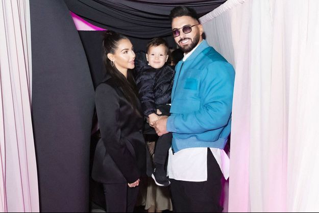 Nabilla Benattia, son mari Thomas Vergara et leur fils Milann posent lors de l'avant première du documentaire "Nabilla sans filtre" (Amazon Prime Vidéo) à Paris le 22 novembre 2021. 