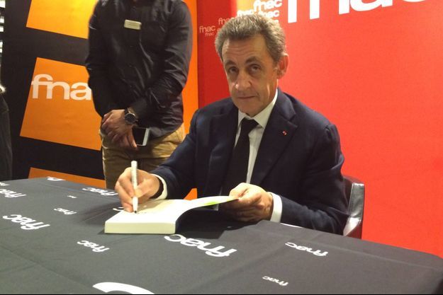 Nicolas Sarkozy lors de la séance de dédicace à Boulogne-Billancourt.