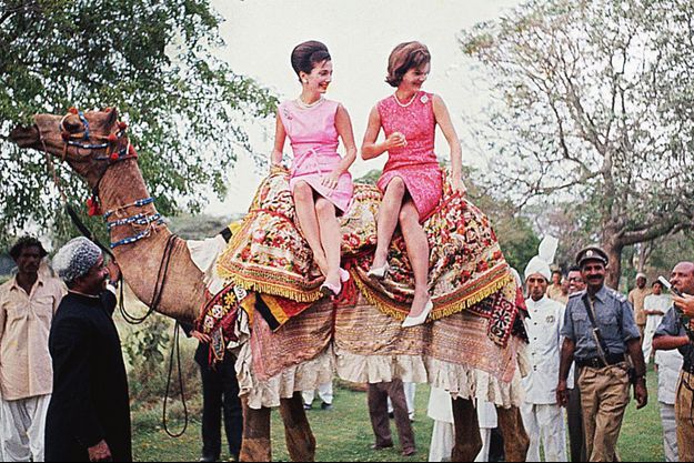 Le 1er mars 1962, à Rawalpindi. Jackie Kennedy et sa soeur Lee visitent à dos de chameau les jardins du président pakistanais, le général Ayub Khan.