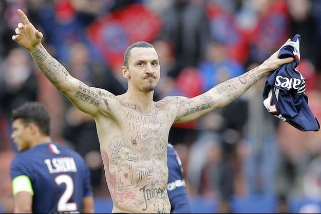 Zlatan Ibrahimovic a exhibé hier au Parc des Princes ses tatouages en soutien à "Programme Alimentaire Mondial"