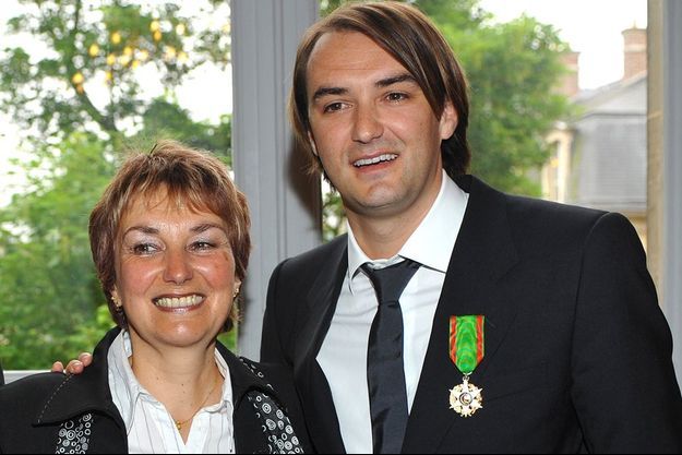 Cyril Lignac et sa mère, le 11 mai 2009, quand Michel Barnier a remis au chef la médaille de Chevalier de l'Ordre du mérite Agricole. 