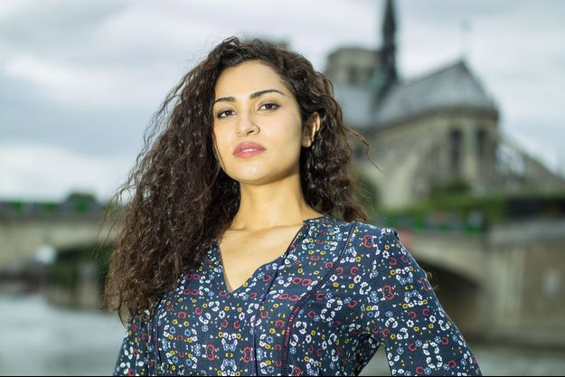 Meena Rayann, Vala dans "Game of Thrones", pose pour Paris Match devant Notre-Dame de Paris.