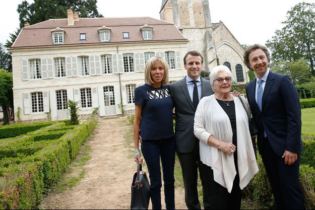 Stéphane Bern avec Line Renaud, Emmanuel Macron et Brigitte Macron, à Thiron-Gardais, le 10 juin 2016.