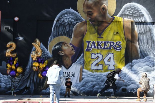 Des personnes rendent hommage à Gigi et Kobe Bryant au premier anniversaire de leur mort à Los Angeles le 26 janvier 2021