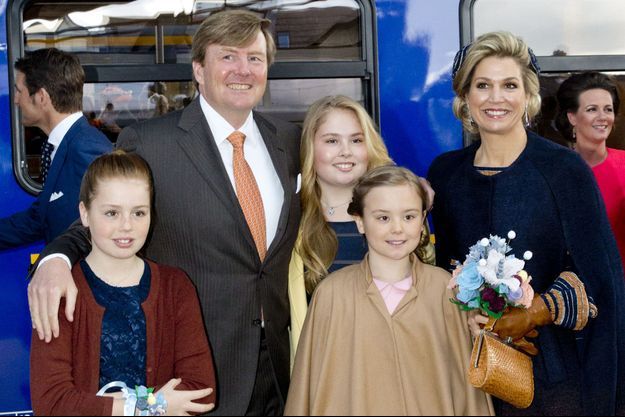 La reine Maxima et le roi Willem-Alexander des Pays-Bas avec leurs filles les princesses Catharina-Amalia, Alexia et Ariane à Tilburg, le 27 avril 2017