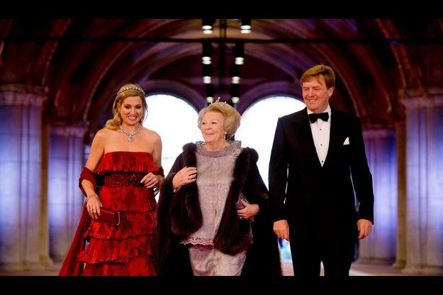 Maxima, Beatrix et Willem-Alexander à leur arrivée au Rijksmuseum, lundi soir.