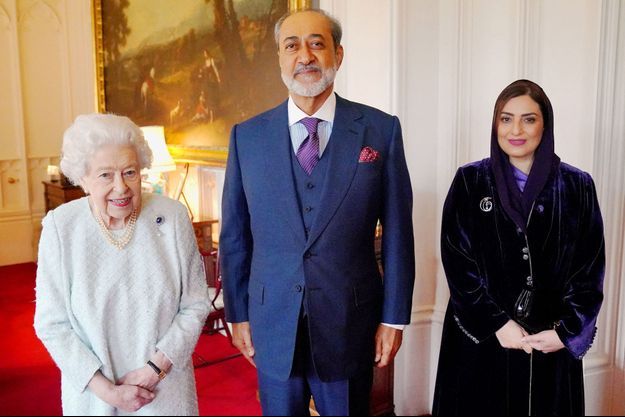 La reine Elizabeth II avec le sultan d'Oman et sa femme au château de Windsor, le 15 décembre 2021