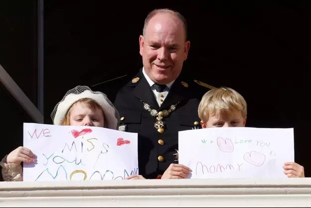 La princesse Gabriella et le prince Jacques de Monaco, avec le prince Albert II, brandissent leurs tendres messages pour la princesse Charlène, à Monaco le 19 novembre 2021.