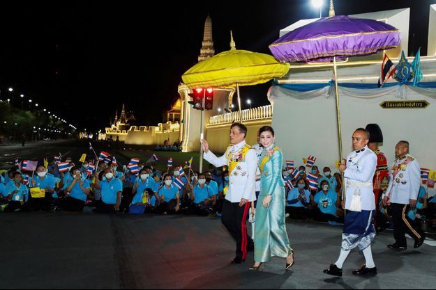 La reine Suthida et le roi de Thaïlande Maha Vajiralongkorn à Bangkok après la cérémonie pour les 88 ans de l’ancienne reine consort Sirikit, le 12 août 2020 