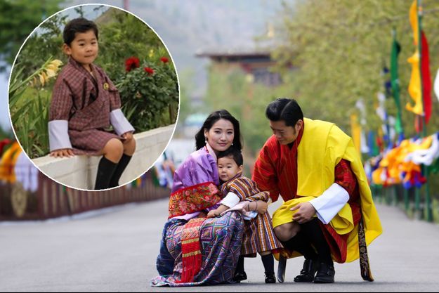 Le prince héritier du Bhoutan avec ses parents le roi Jigme Khesar Namgyel Wangchuck et la reine Jetsun Pema le 2 mai 2017. En vignette, photo diffusée en juin 2019