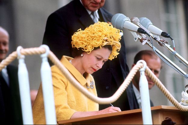 La reine Elizabeth II coiffée de son «chapeau spaghetti» à Berlin-Ouest, le 27 mai 1965