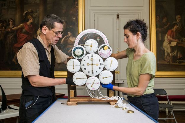 Les dix cadrans de la pendule astronomique de Napoléon Ier (fin XVIIIe ou début XIXe siècle), dans l’antichambre de l’appartement intérieur du château de Fontainebleau 