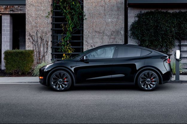 Grâce à sa puissance de charge allant jusqu’à 250 kW, le Model Y peut recouvrer 241 kilomètres d’autonomie en 15 minutes sur une borne du réseau Superchargeur de Tesla, moyennant 0,32 €/kWh environ.