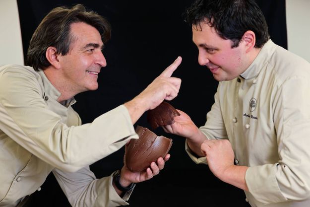 Yannick Alléno et son complice Aurélien Rivoire ouvrent un repaire pour gourmands dans le VIIe arrondissement de Paris et font entrer le chocolat dans une nouvelle ère.
