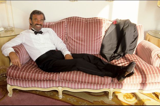Jean-Paul Bemondo dans sa chambre d’hôtel, à l’occasion du 41e Festival de Cannes, en mai 1988.