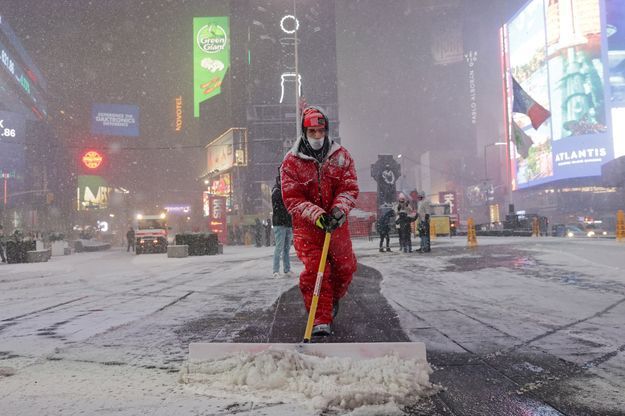 Les New Yorkais Bravent La Premiere Tempete De Neige De L Annee