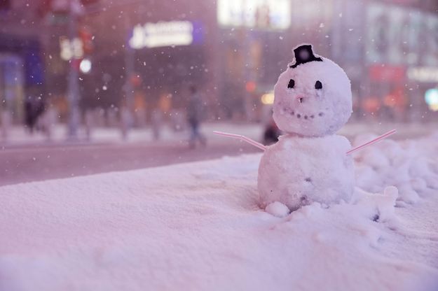 Les New Yorkais Bravent La Premiere Tempete De Neige De L Annee