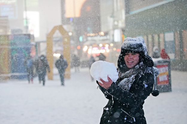 Les New Yorkais Bravent La Premiere Tempete De Neige De L Annee