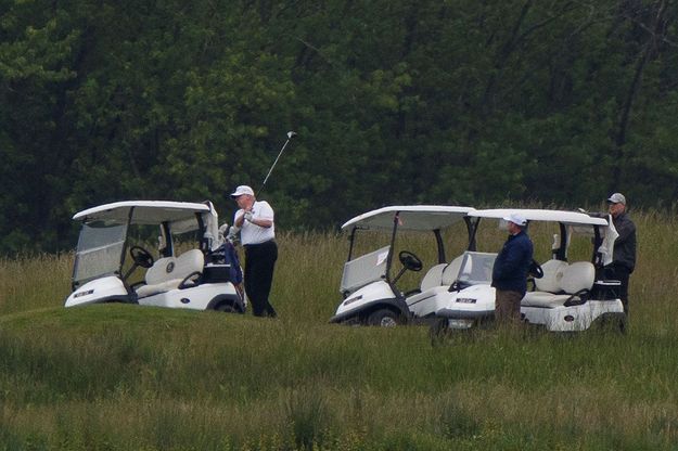 Donald-Trump-s-adonne-a-une-partie-de-golf-dans-son-club-de-Sterling-en-Virginie.jpg