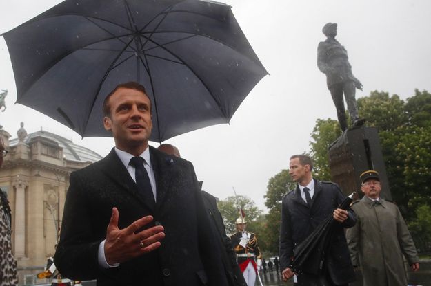 8 Mai Un Hommage Sous L Averse Pour Le President Macron