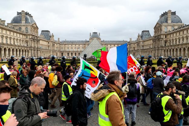 A Paris Les Gilets Jaunes Présents Pour Lacte Xvii
