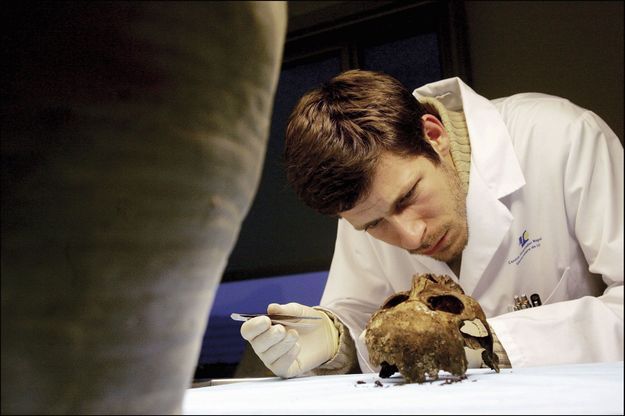 philippe charlier l homme qui fait parler les morts illustres