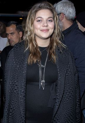 Louane Future Maman Radieuse Au Ventre Arrondi Au Defile Jean Paul Gaultier