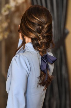 Victoria De Suede Couverte De Fleurs En 3d Tandis Que Sofia Prefere Une Robe Du Soir Unie