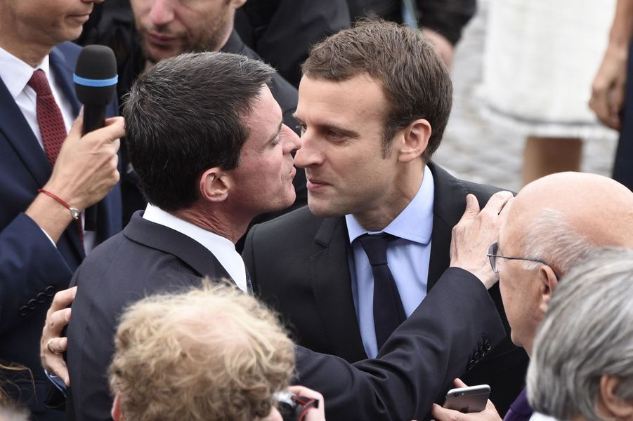 Manuel-Valls-et-Emmanuel-Macron-la-bise-du-14-juillet.jpg.