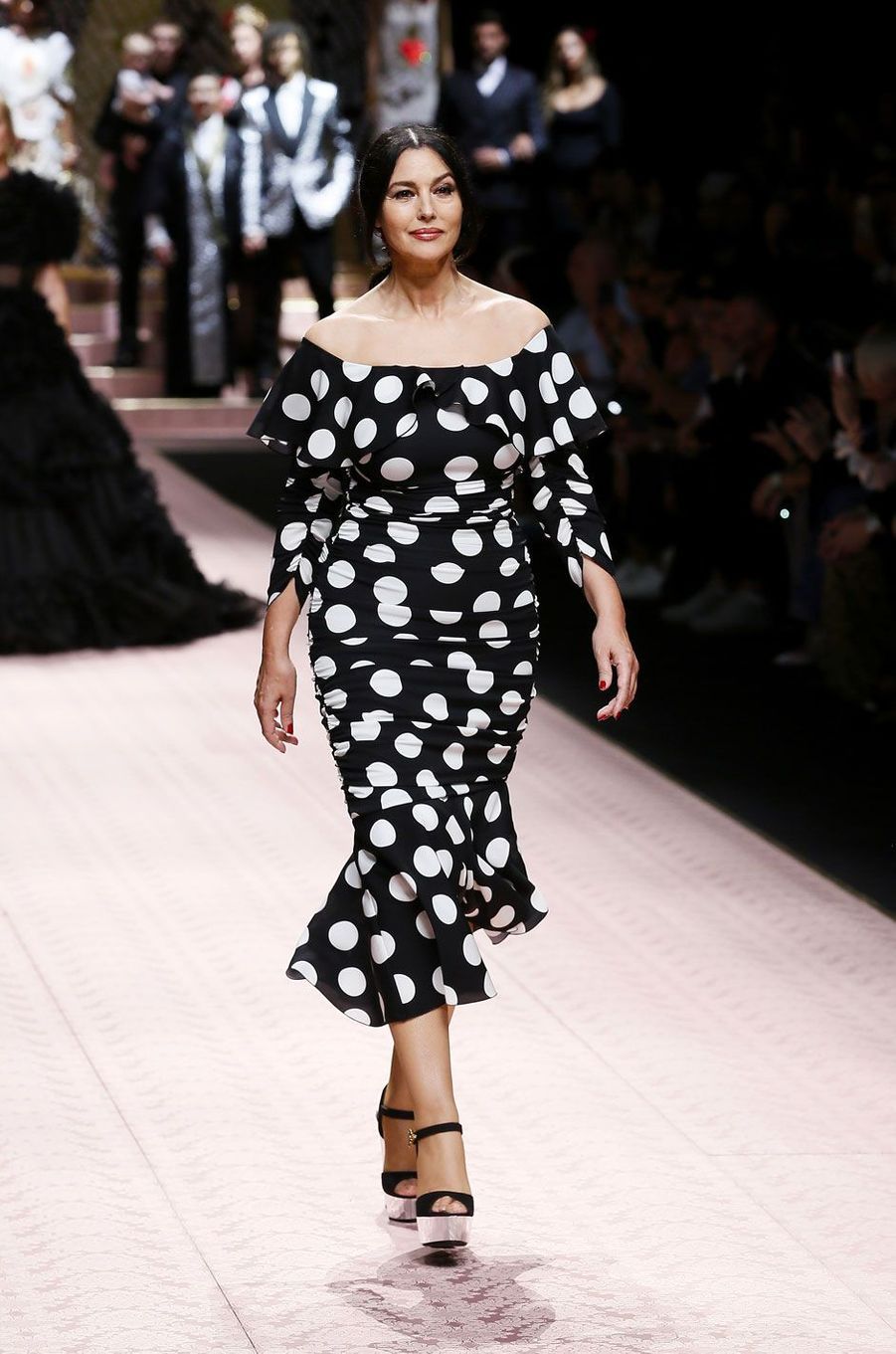 Carla Bruni et Monica Bellucci, sublimes à Milan le podium iconique de Dolce & Gabbana