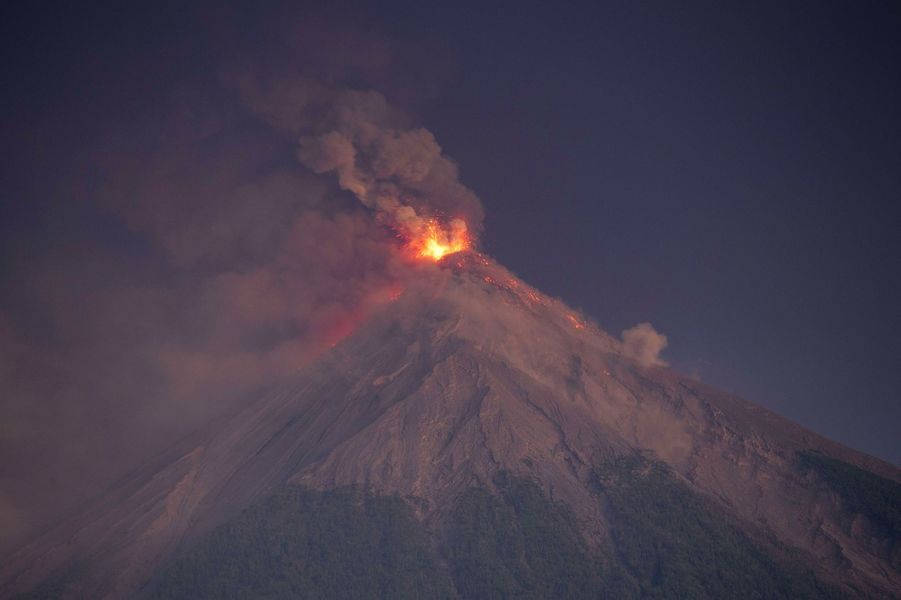 Alerte rouge au Guatemala : Fuego est entré en éruption