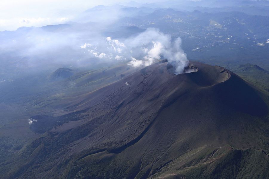 Au Japon le r veil du volcan  Asama 