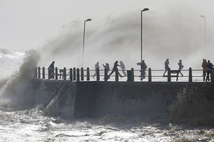 En images les flammes et le vent se déchaînent sur Cape Town