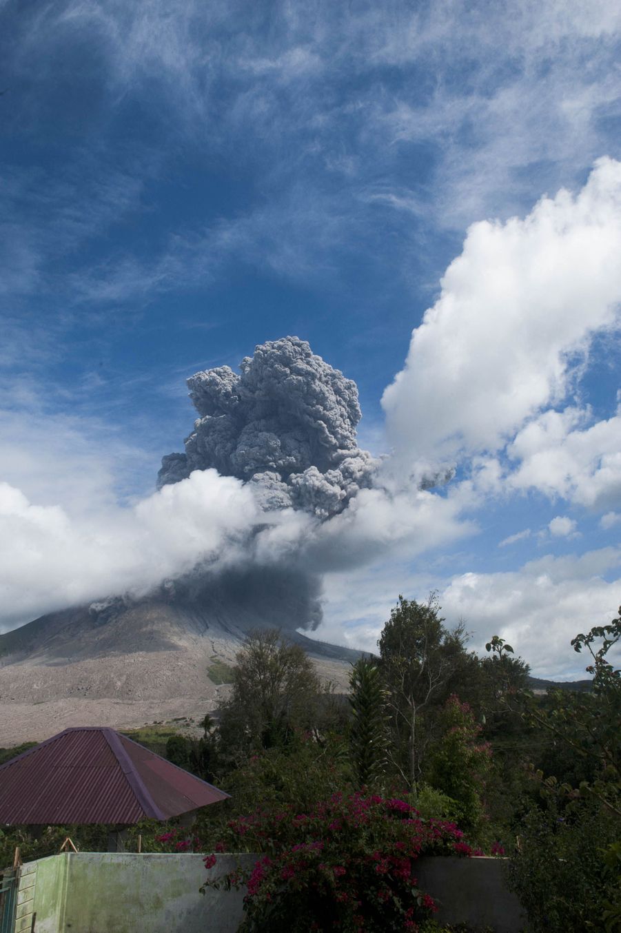  Indon sie  le volcan  Sinabung recrache un nuage de fum e 