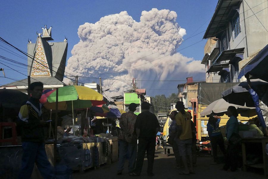 https://resize-parismatch.lanmedia.fr/r/901,,forcex/img/var/news/storage/images/paris-match/actu/environnement/le-sinabung-crache-une-colonne-de-fumee-monstrueuse-1727082/sipa-ap22544397-000004/28474557-1-fre-FR/SIPA-AP22544397-000004.jpg