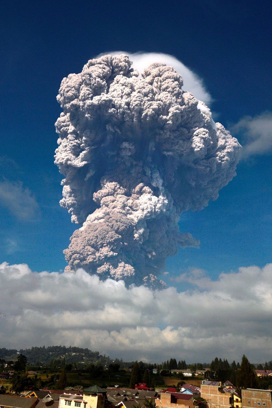 Le volcan Sinabung  plonge Sumatra dans l obscurit 