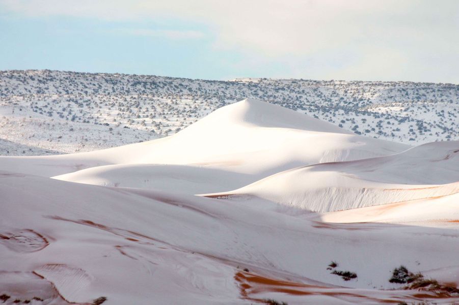 Les impressionnantes images de la neige au Sahara