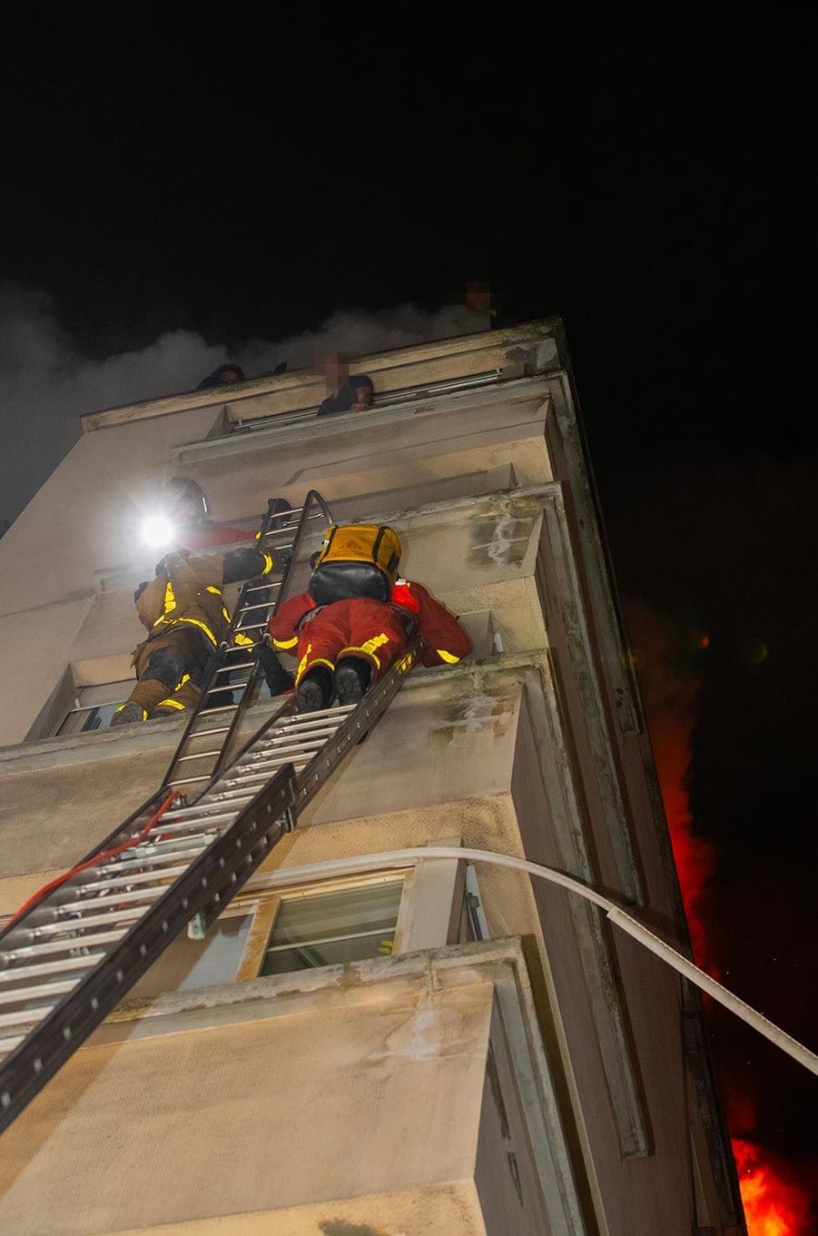 Les impressionnantes images de l'incendie meurtrier à Paris