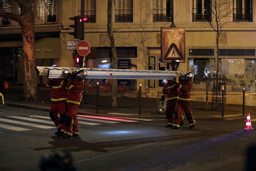 Les impressionnantes images de l'incendie meurtrier à Paris