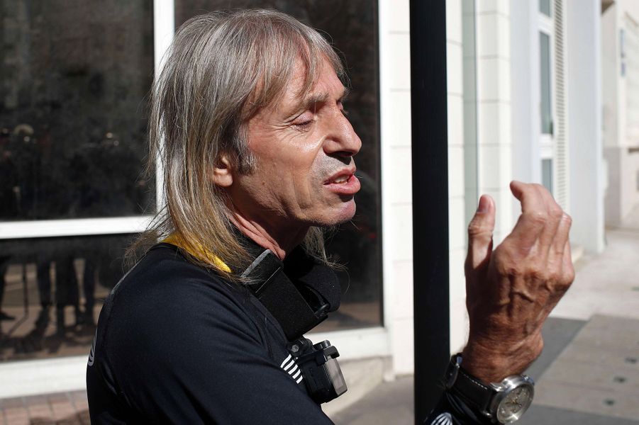 Alain Robert escalade les 187 mètres de la tour Total