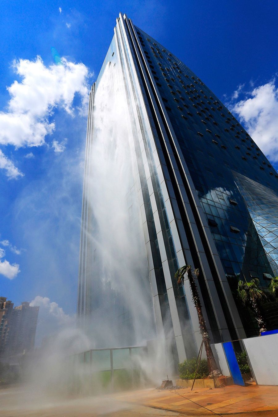 Chine un immeuble doté d’une cascade de 108 mètres voit le jour