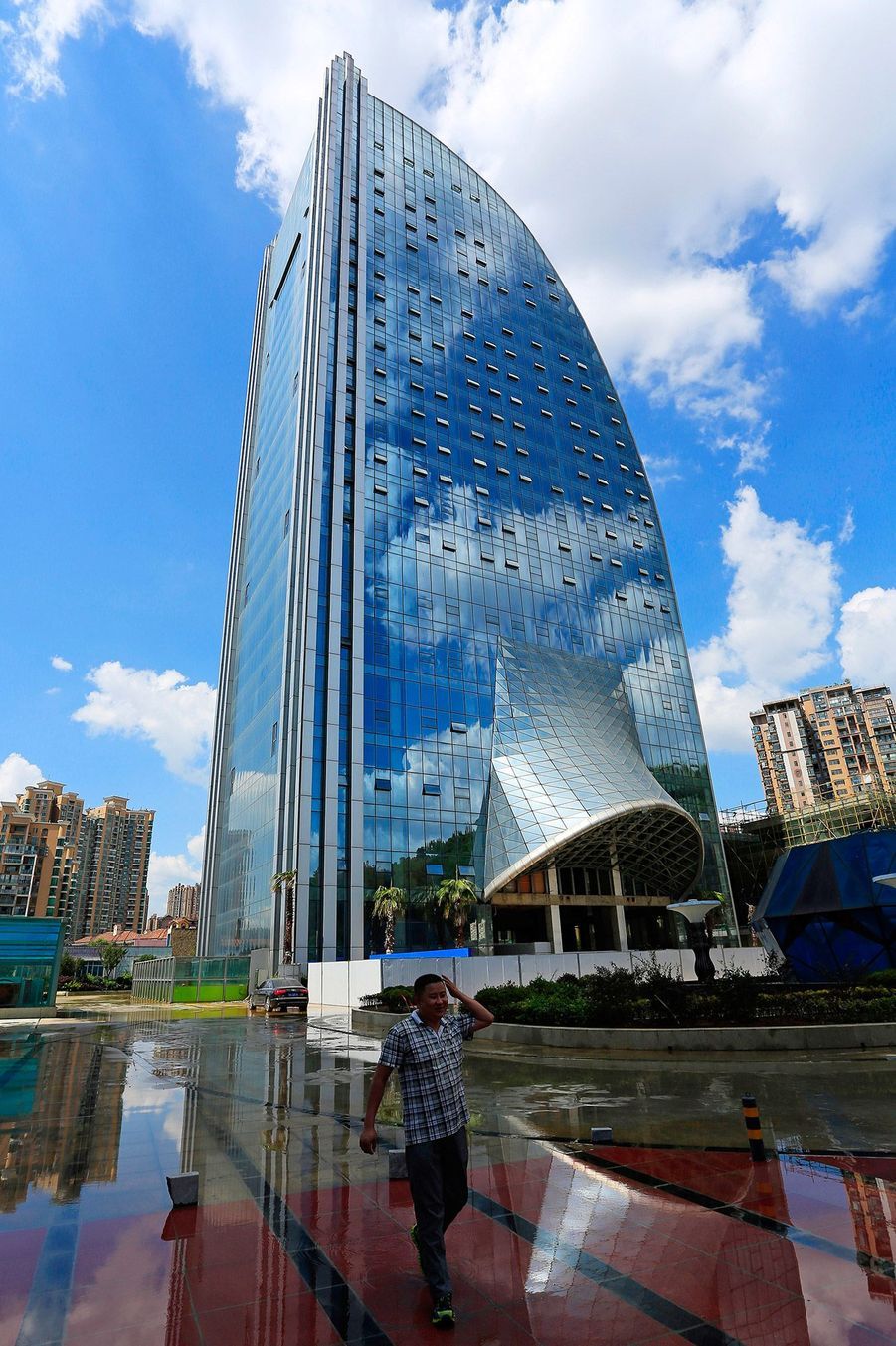 Chine un immeuble doté d’une cascade de 108 mètres voit le jour