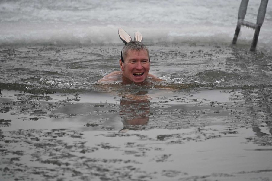 2020 12 06T103704Z 658426739 RC2MHK95YW6R RTRMADP 3 RUSSIA ODDLY WINTER SWIMMING