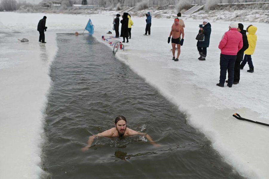 2020 12 06T104105Z 482758944 RC2MHK9FZJ8B RTRMADP 3 RUSSIA ODDLY WINTER SWIMMING